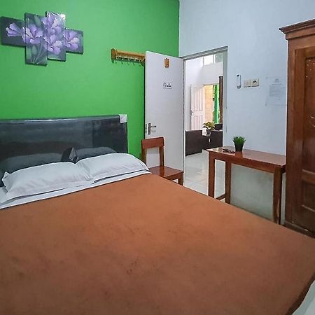 Syafa Homestay Syariah Mitra Reddoorz Tuban  Exteriör bild