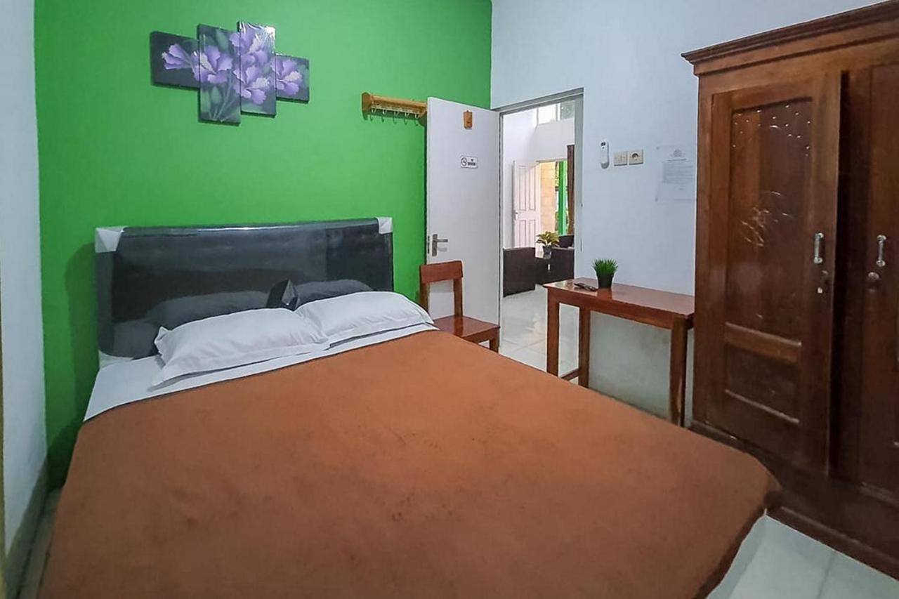 Syafa Homestay Syariah Mitra Reddoorz Tuban  Exteriör bild