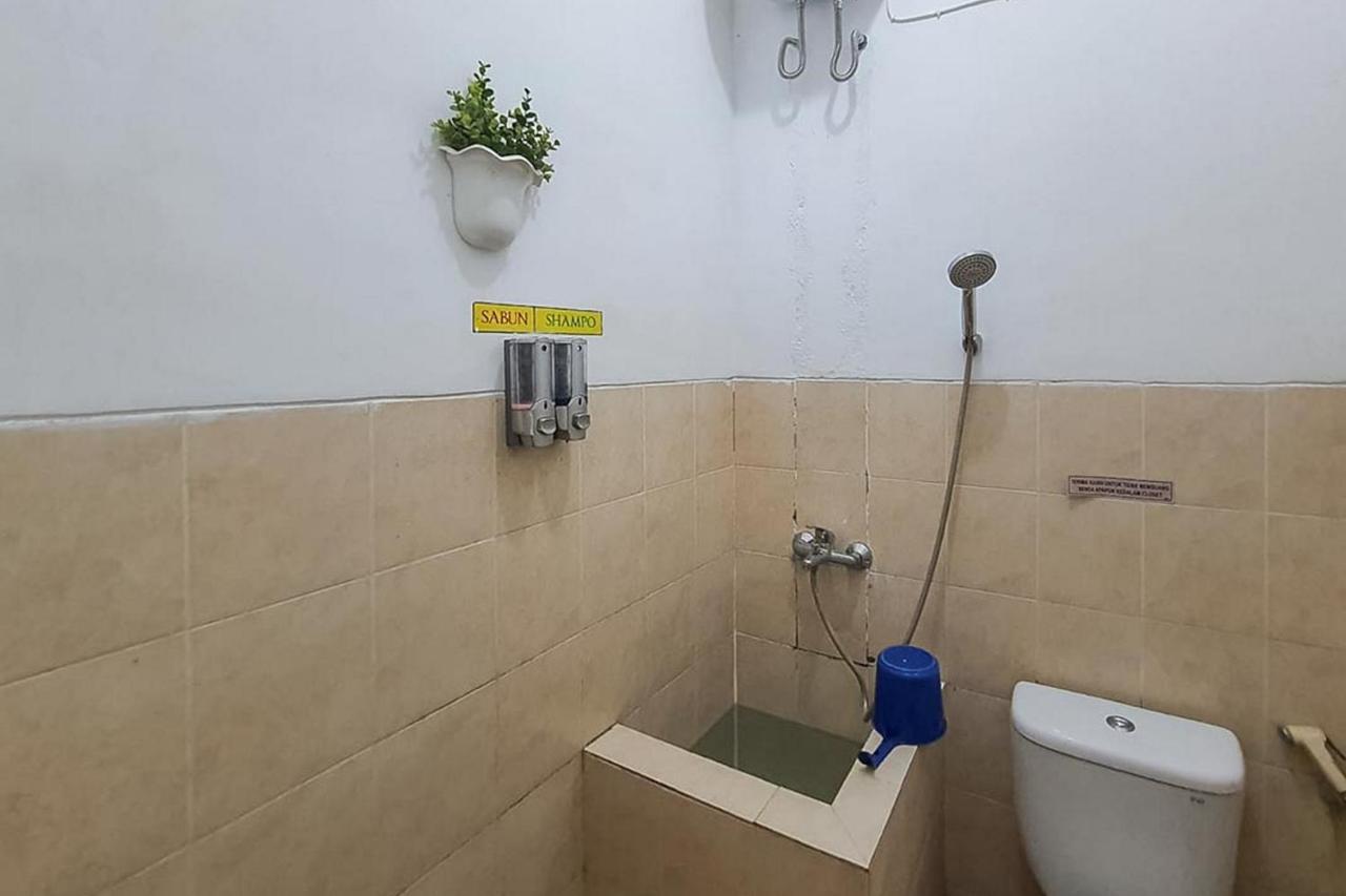 Syafa Homestay Syariah Mitra Reddoorz Tuban  Exteriör bild