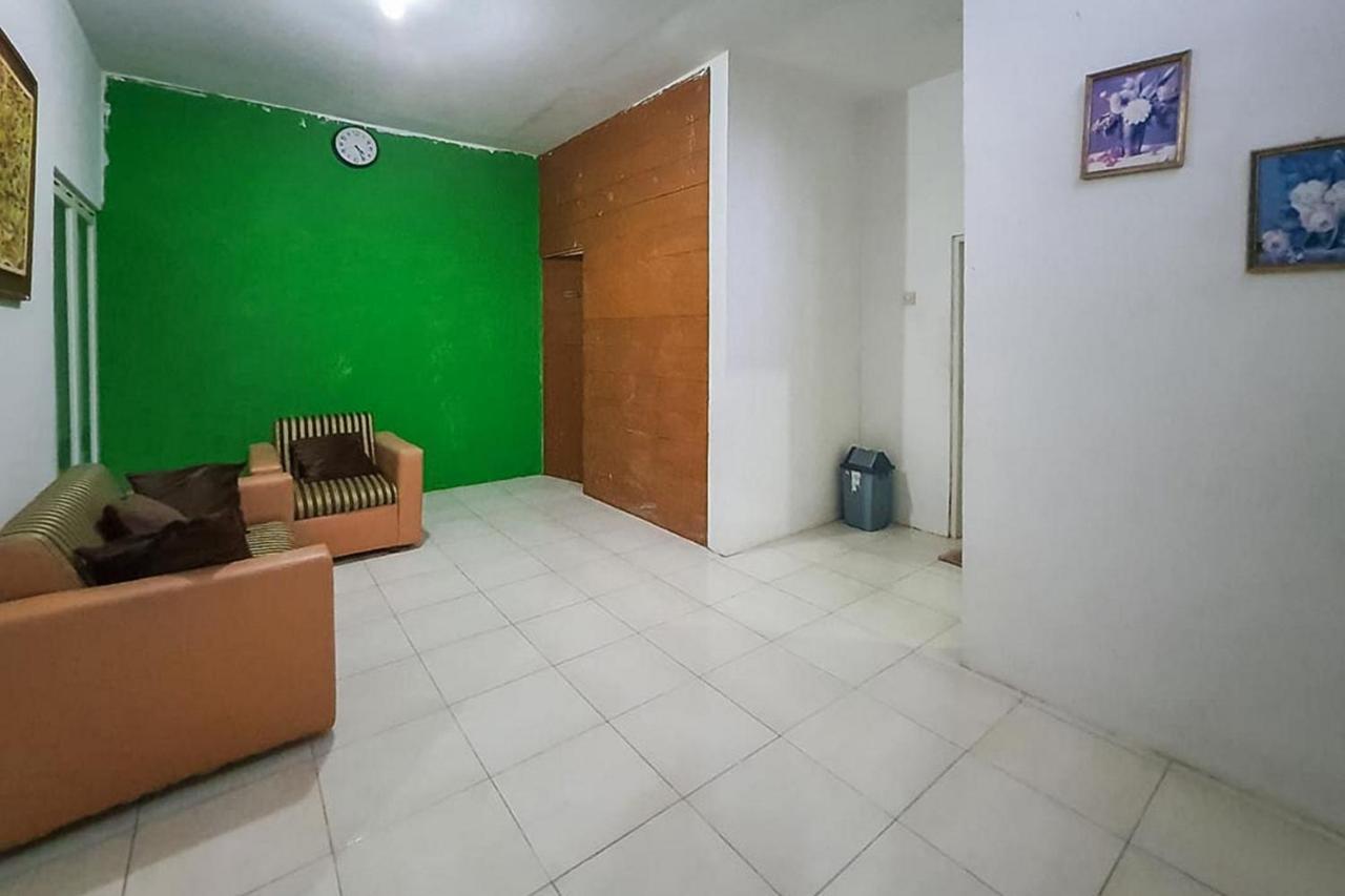 Syafa Homestay Syariah Mitra Reddoorz Tuban  Exteriör bild